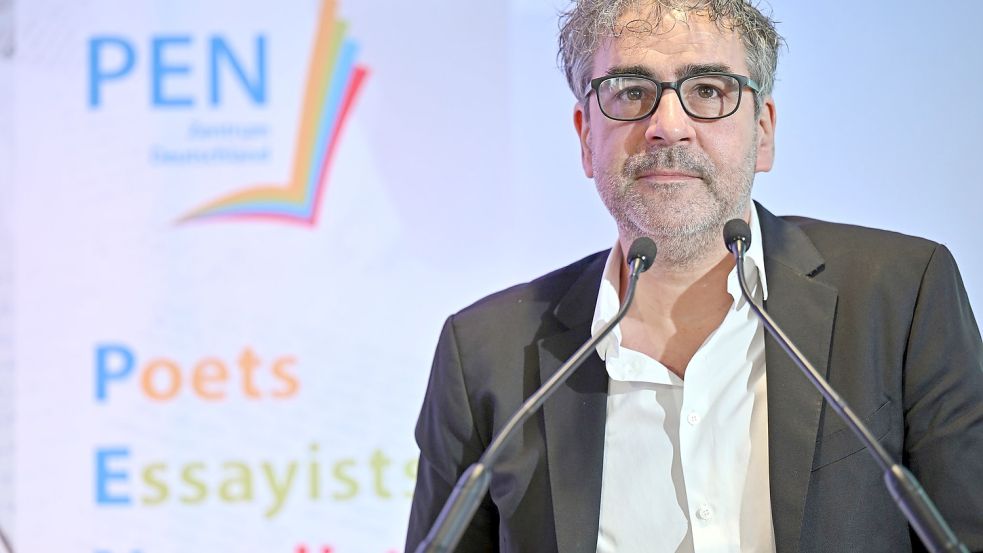 Deniz Yücel hat sein Amt als Präsident des PEN-Zentrums hingeschmissen. Foto: Martin Schutt/dpa