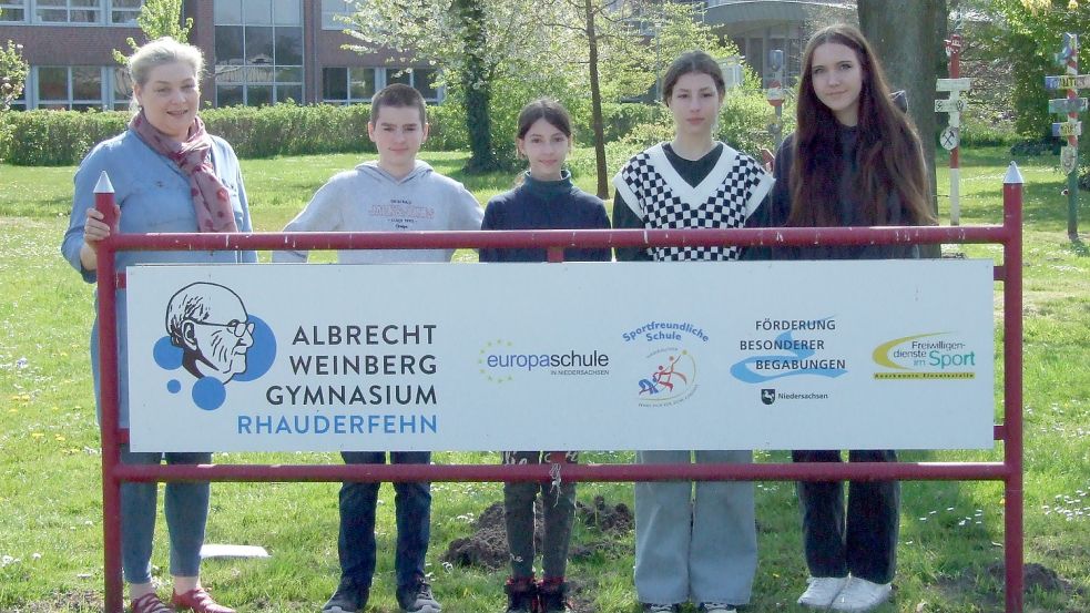 Heike Focken, Lehrerin am Albrecht-Weinberg-Gymnasium, mit den ukrainischen Flüchtlingkindern David, Arina, Daria und Sofia, die zurzeit an der Bildungseinrichtung unterrichtet werden. Foto: Scherzer
