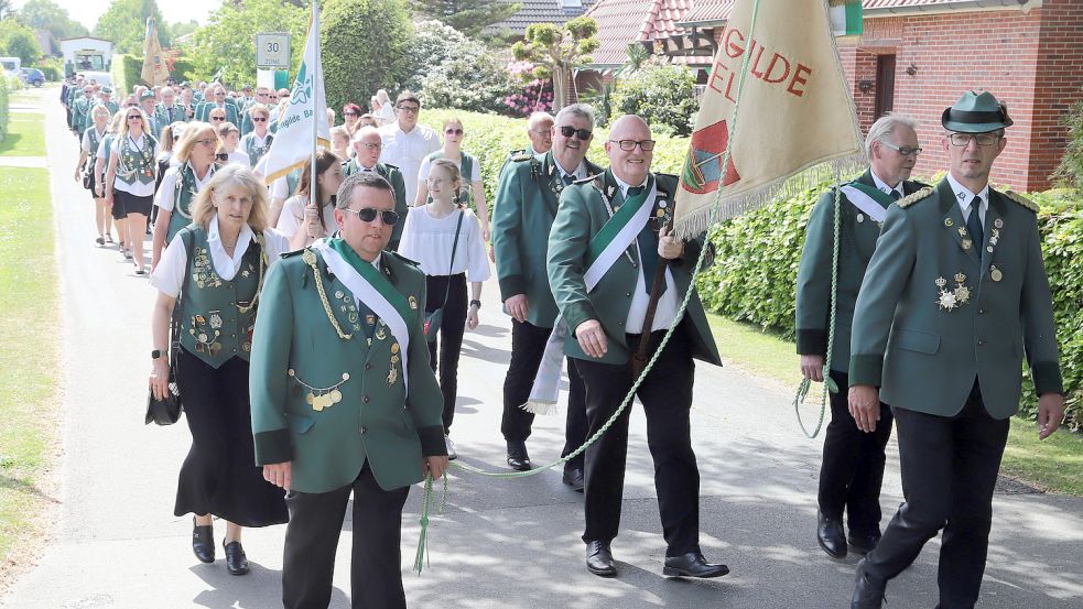 Auch die Schützengilde Barßel nahm am Festumzug in Barßelermoor teil. Foto: Passmann