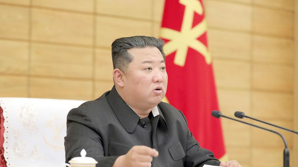 Kim Jong Un bei einer Dringlichkeitssitzung des Politbüros der Arbeiterpartei im Sitz des Zentralkomitees der Partei. Foto: -/KCNA/dpa