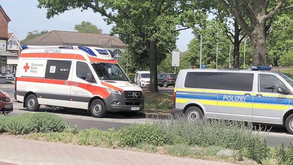 Polizei und Rettungswagen mussten am frühen Montagnachmittag zum Kreisel nach Rhauderfehn ausrücken. Foto: Zein