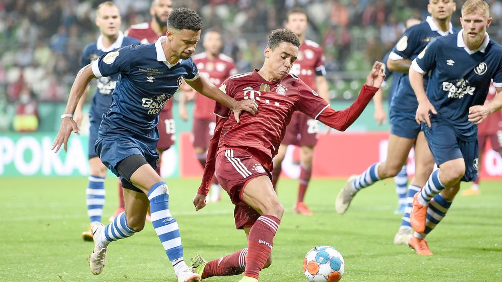 Der Bremer SV traf im August Im DFB-Pokal auf den FC Bayern München (rechts Jamal Musiala) und unterlag mit 0:12. In wenigen Tagen reisen die Bremer nach Emden. Foto: DPA