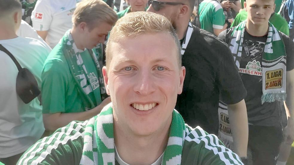 Hier hatte Yannick Schoon seinen Schal noch – Augenblicke später tauschte er ihn gegen die Weste eines Kameramannes ein.