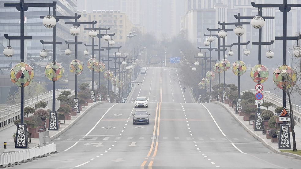 Auf diesem von der chinesischen Nachrichtenagentur Xinhua veröffentlichten Foto fahren Autos auf einer fast leeren Straße in Xi’an in der nordwestchinesischen Provinz Shaanxi. Die Corona-Lockdowns in Teilen Chinas belasten auch die deutsche Wirtschaft. Foto: Shao Rui/Xinhua/AP/DPA