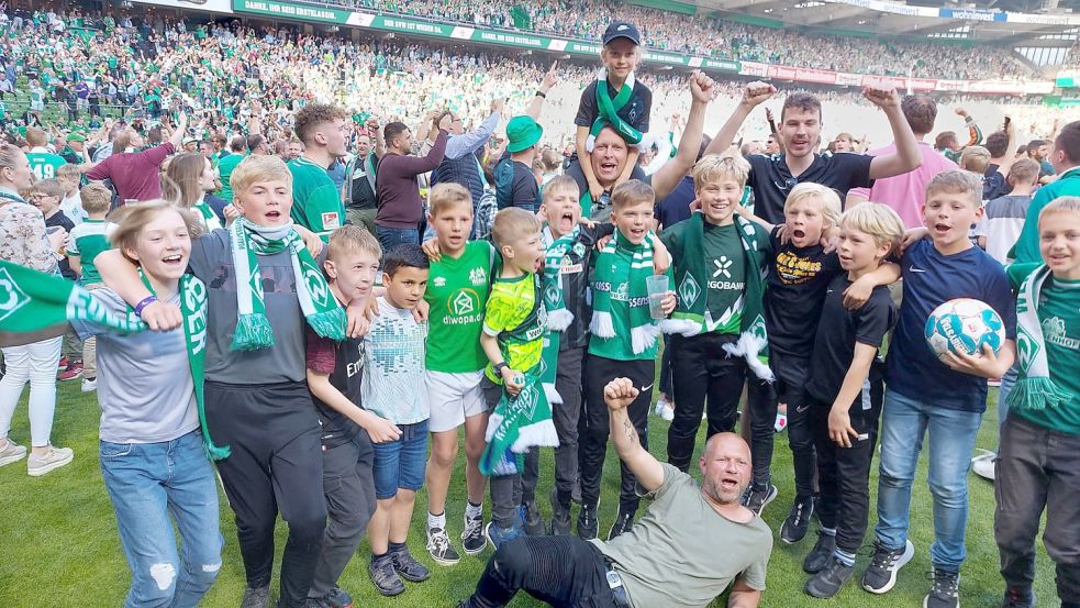 Auch die E-Junioren der JSG Riepe/Simonswolde/Ihlow erlebten einen unvergesslichen Tag und genossen nach dem Spiel die „Fußball-Party“ auf dem Rasen. Foto: Privat