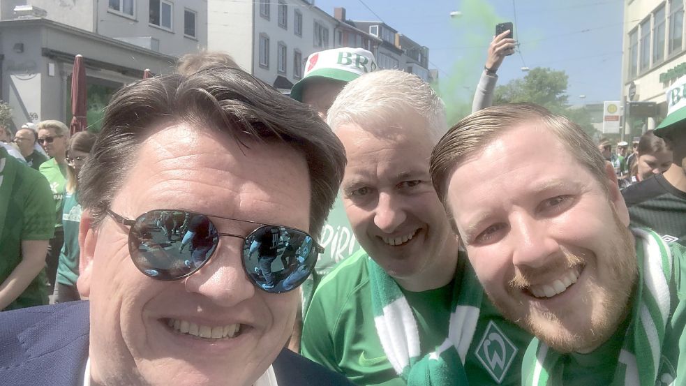 Der Leeraner Landrat Matthias Groote (Mitte) traf mit seinem Bruder Christian (rechts) beim Fanmarsch sogar Werders Präsidenten Hubertus Hess-Grunewald. Foto: Privat