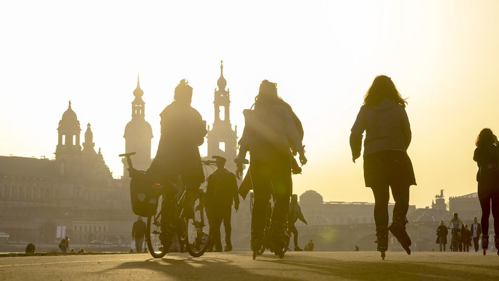 Die Sonnenstrahlen kommen nur schwer durch den dichten Saharastaub hierzulande. Foto: imago imgages/Sylvio Dittrich