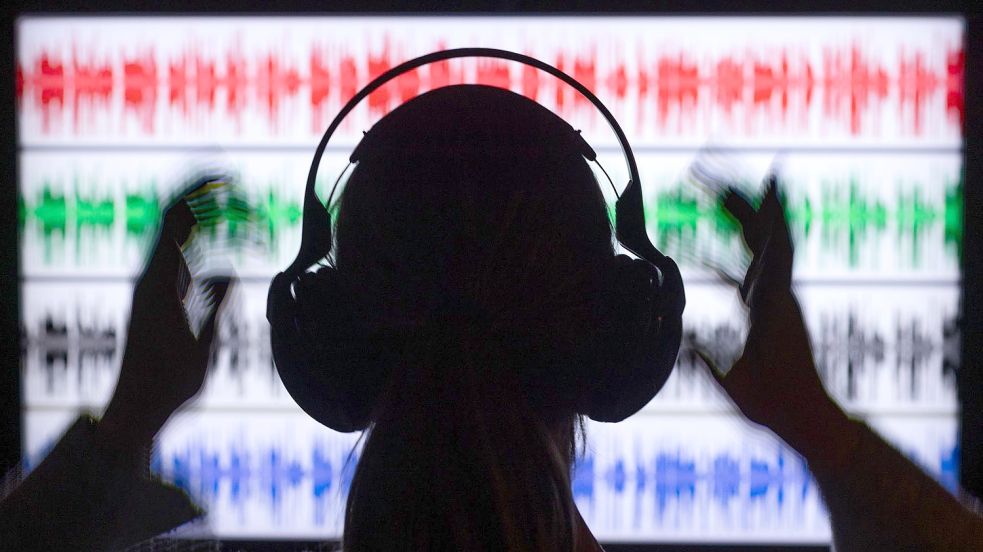Sogenannte binaurale Beats versprechen ähnliche kognitive oder emotionale Zustände hervorzurufen wie bestimmte Drogen. Foto: Jens Büttner/dpa