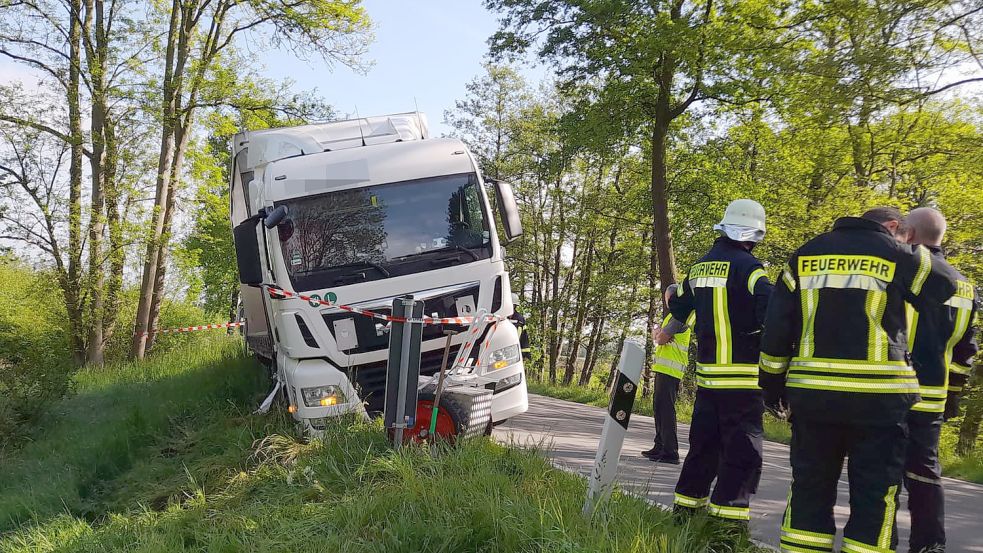 Ein Lkw ist am Dienstagmorgen auf der Straße Terheide zwischen Potshausen und Stickhausen fast in einen Graben gefahren. Foto: Passmann