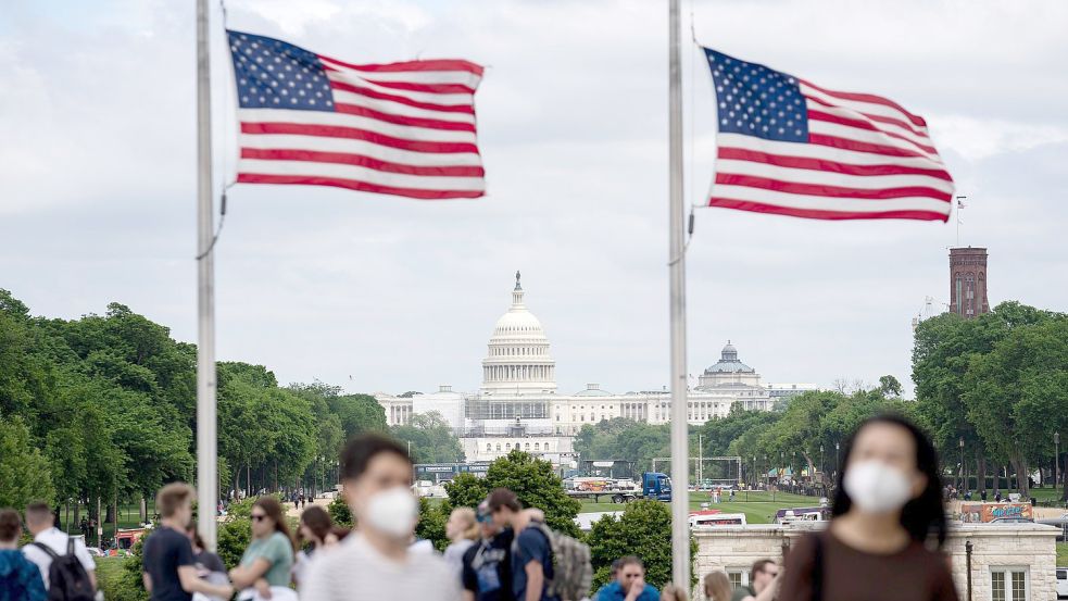 US-Nationalflaggen wehen am Washington Monument auf halbmast, um der 1 Million Corona-Toten in den USA zu gedenken. Foto: Liu Jie/XinHua/dpa
