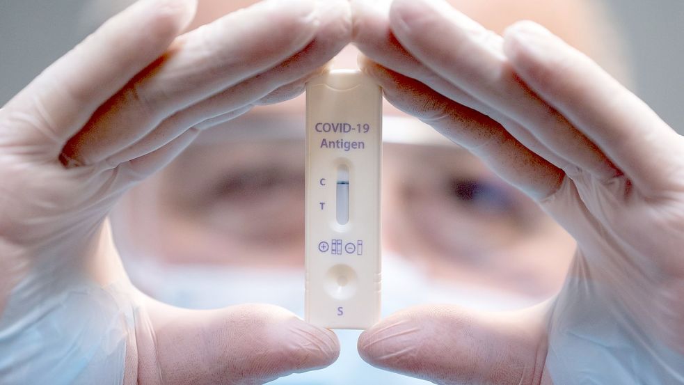 Negativer Corona-Schnelltest. Wer glaubt, bisher verschont geblieben zu sein, könnte die Infektion doch schon hinter sich haben. Oder von bestimmten vorübergehenden Effekten, noch unbekannten genetischen Faktoren und Zufällen profitiert haben. Foto: Sebastian Kahnert/dpa-Zentralbild/dpa
