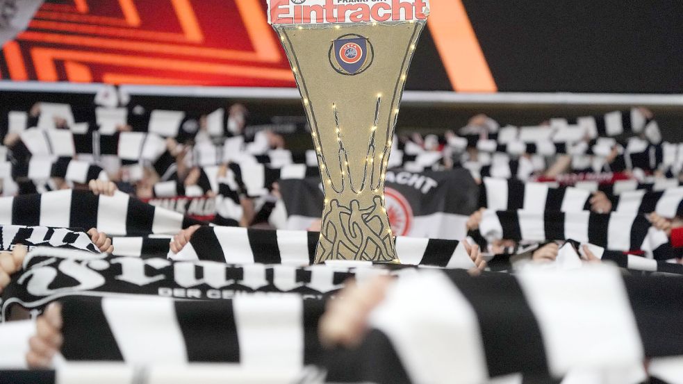 Eintracht Fans feiern mit Schals und einem selbstgebasteltem UEFA Cup, der an den UEFA Cup Sieg 1980 erinnert. Foto: imago images/Schüler