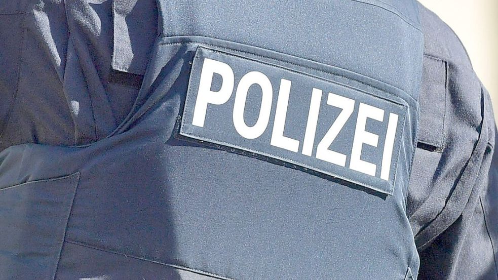 Unbekannte haben mit Farbe gefüllte Weihnachtskugeln gegen die Fassade des Polizeireviers in Findorff geworfen. Foto: imago images / Blatterspiel