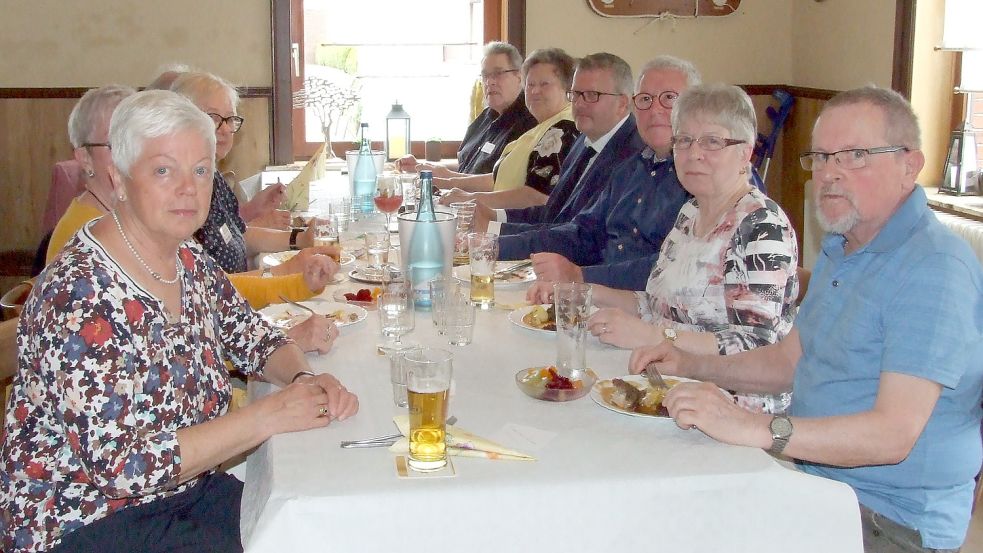 Auch die Mitglieder des Seniorenbeirats ließen es sich gemeinsam mit Bürgermeister Theo Douwes schmecken. Foto: Scherzer