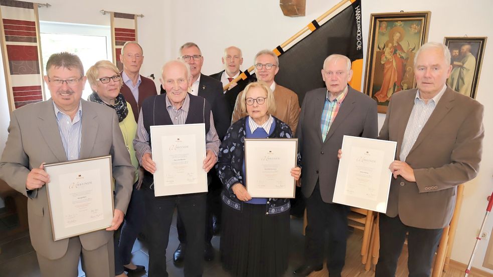 Der Vorstand der Kolpingfamilie Harkebrügge mit den geehrten Mitgliedern (von links): Georg Eilers, Tanja Rastedt, Eduard Krogmann, Hans Josef Müller, Clemens Hogeback Johannes Gröneweg, Mechthild Hartmann, Theo Lücking, Rudolf Schulte und Dieter Rehme. Foto: Passmann