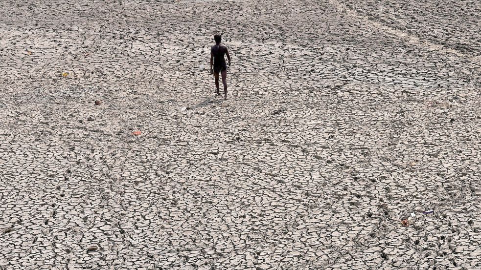 Ausgetrocknetes Flussbett in Indien. Die globale Erwärmung nimmt laut einem Bericht der Weltwetterorganisation weiter zu. Foto: Manish Swarup/AP/dpa