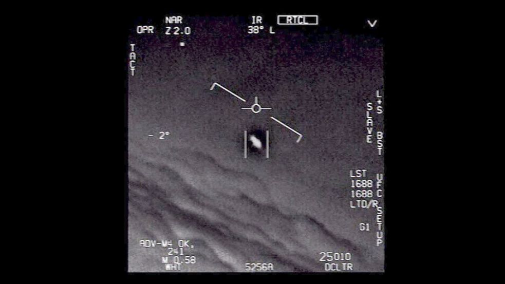 Dieses vom US-Verteidigungsministerium veröffentlichte Standbild eines Videos zeigt ein Unidentifiziertes Flugobjekt, das von Piloten der US-Marine gesichtet wurde. Foto: U.S. Department of Defense/dpa