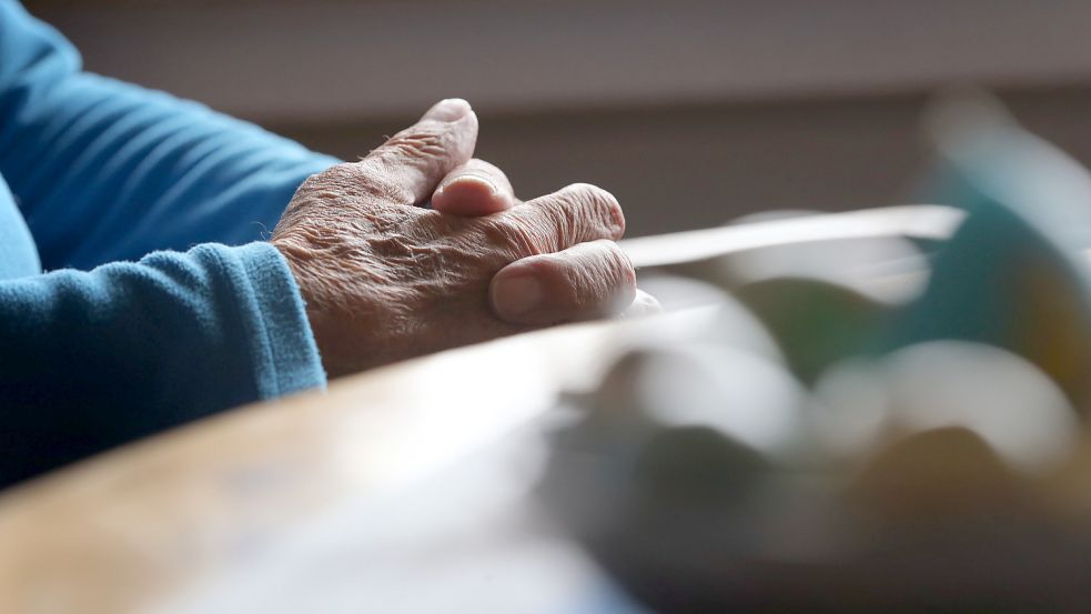 Ein Mann, der sich am Ende seines Lebens die Option zum Suizid offenhalten möchte, sitzt in seiner Wohnung. Foto: Hildenbrand/DPA