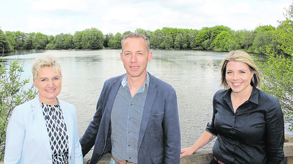 Der Volkspark Bokel (im Hintergrund) mit seinen beiden Gewässern soll nun die Heimat der von Karin und Frank Fennen (v. l.) geplanten „Outdoor Werft“ in Papenburg werden. Für Bürgermeisterin Vanessa Gattung ein prädestinierter Standort. Foto: Belling