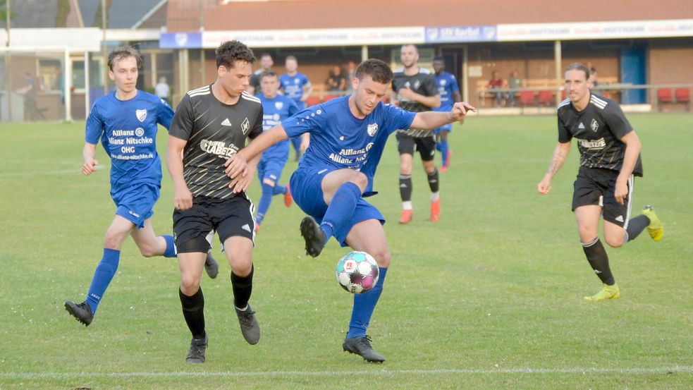 Der STV Barßel (am Ball: Mathis Appeldorn) bemühte sich im Heimspiel gegen den VfL Löningen (links: Lenard Schwarte) vergeblich. Das 3:3-Unentschieden reichte für die Barßeler nicht zum Klassenerhalt. Foto: Weers