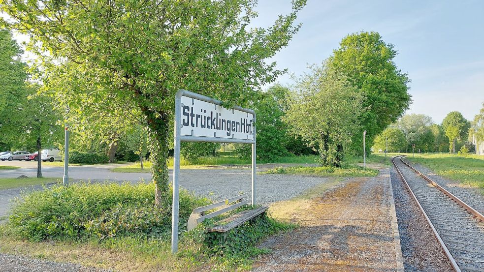 Den Platz beim früheren Bahnhof in Strücklingen will die Landjugend bis Sonntag umgestalten. Foto: Kruse