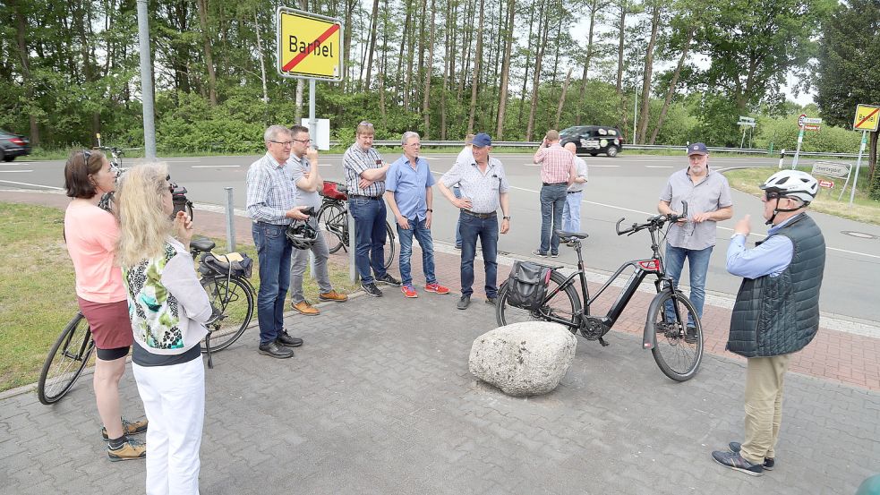 Viele Mitglieder von Rat und Verwaltung nahmen an der Bereisung, die der Ausschusssitzung vorausging, per Fahrrad teil. Man konnte aber auch mit dem Bus fahren, um sich laufende Projekte und Baumaßnahmen im Gemeindegebiet anzusehen. Fotos: Passmann