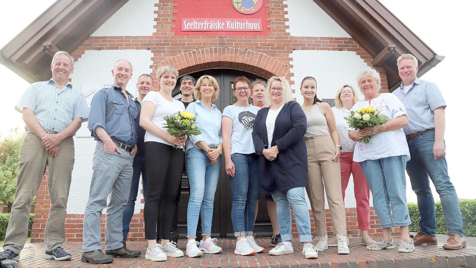 Die erfolgreichen Absolventen des Saterfriesischkurses des Heimatvereins Seelter Buund mit dem Vorstand des Heimatvereins vor dem Heimathaus in Scharrel, wo der Kursus stattfand (von links): Stephan Dannebaum Henk Wolf, sowie den Kursleiterinnen Veronika Pugge und Margot Tameling (mit Blumen). Foto: Passmann