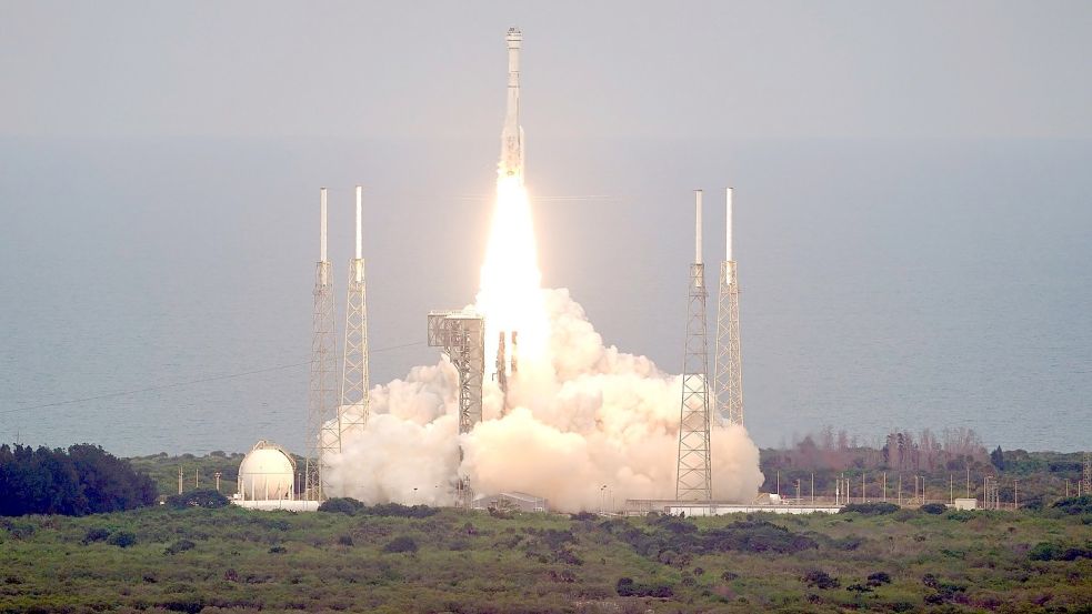 Eine United Launch Alliance Atlas V-Rakete mit der Boeing Starliner-Besatzungskapsel hebt ab. Foto: John Raoux/AP/dpa