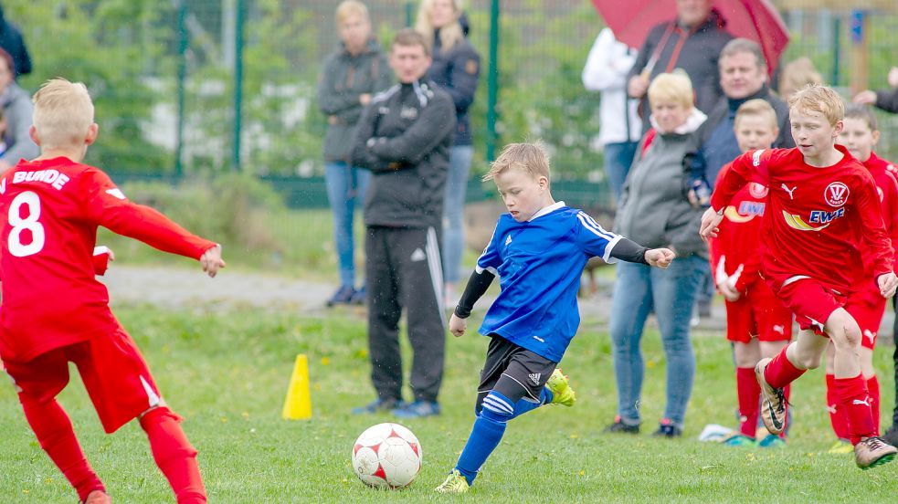 Regelmäßiges Training, Spiele, Gemeinschaft – die Jugendarbeit der Leeraner Sportvereine ist wichtig und wird von der Stadt gefördert. Das Foto entstand im September 2019 bei einem Jugendfußballturnier in Neermoor. Foto: Barth