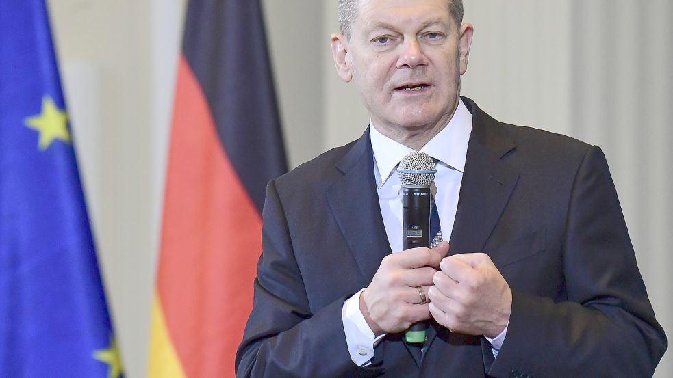 Der heutige Bundeskanzler Olaf Scholz (SPD) bei der Amtsübergabe des Bundesfinanzministeriums an Christian Lindner (FDP). Kurz vor der Bundestagswahl war das Haus von der Osnabrücker Staatsanwaltschaft durchsucht worden. Foto: Tobias Schwarz/AFP/dpa