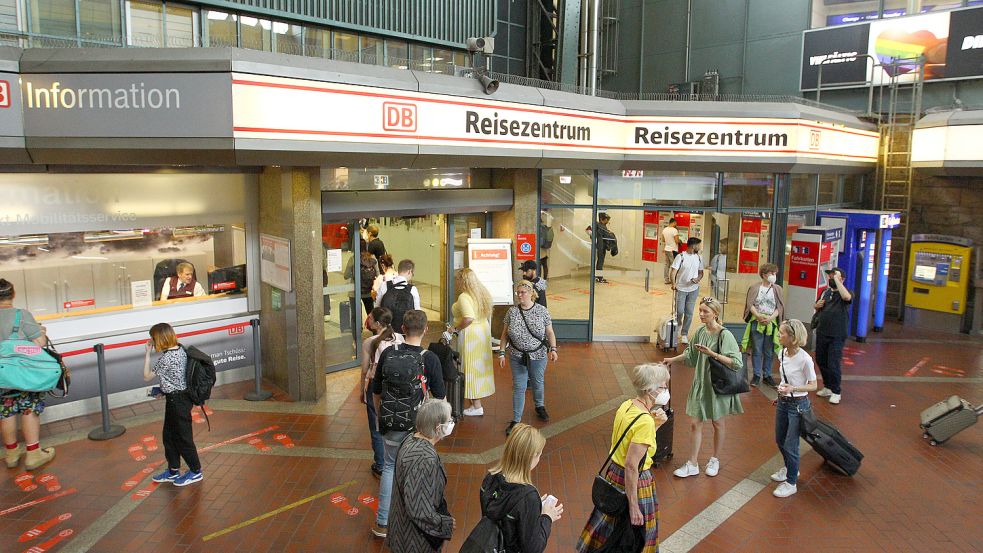 Am 1. Juni starten Bahnfahrten mit dem Neun-Euro-Ticket: Ist der ÖPNV für den erwarteten Ansturm gerüstet? Foto: Bode/Imago Images