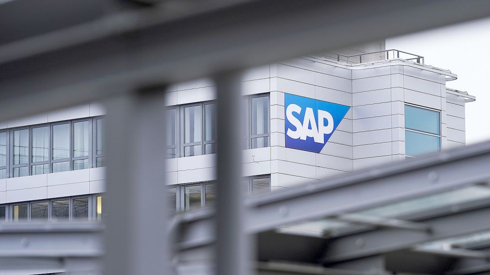 Ein Logo des Softwarekonzerns SAP ist am Hauptgebäude angebracht. Foto: Uwe Anspach/dpa