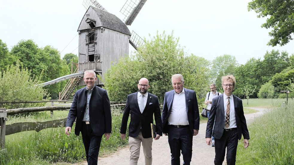 Björn Thümler (von links), Landrat Johann Wimberg und der Landtagsabgeordnete Christoph Eilers besuchten Dr. Torsten Müller, Leiter des Museumsdorfes in Cloppenburg. Foto: Niemeyer