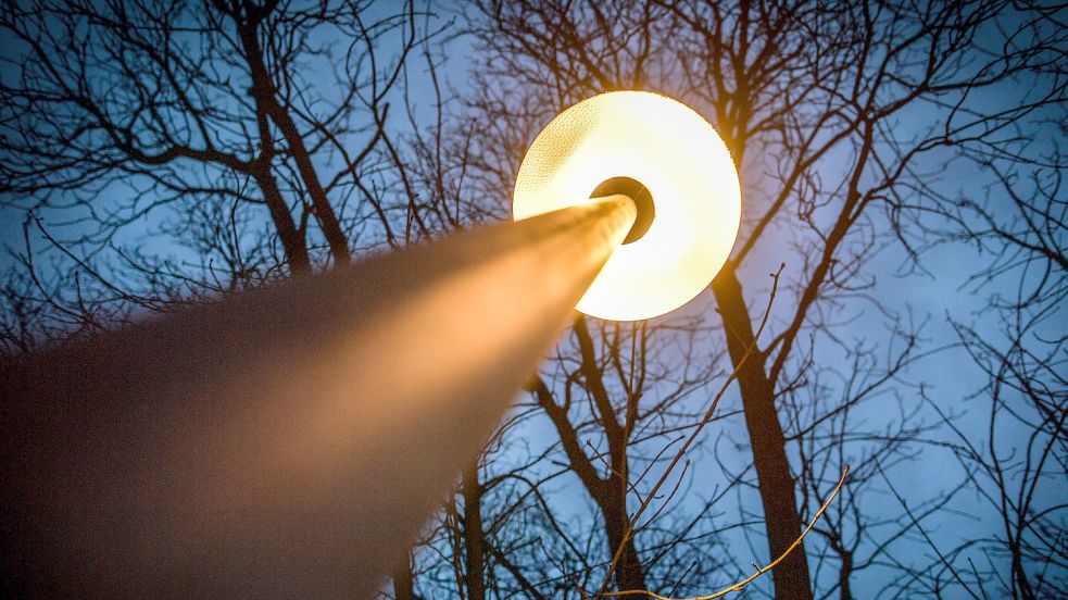 Die Gemeinde Ostrhauderfehn rüstet ihre Straßenlaternen bis Mitte Juni 2023 auf LED um. Symbolfoto: Ortgies