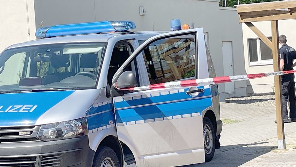 •Die Polizei hatte den Tatort in Aurich am Mittwoch abgesichert. Foto: Boschbach