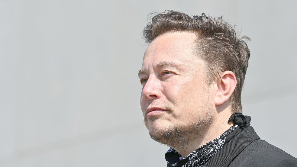 Tesla-Chef Elon Musk auf dem Gelände der Gigafactory in Grünheide bei Berlin. Foto: Patrick Pleul/dpa-Zentralbild/POOL/dpa