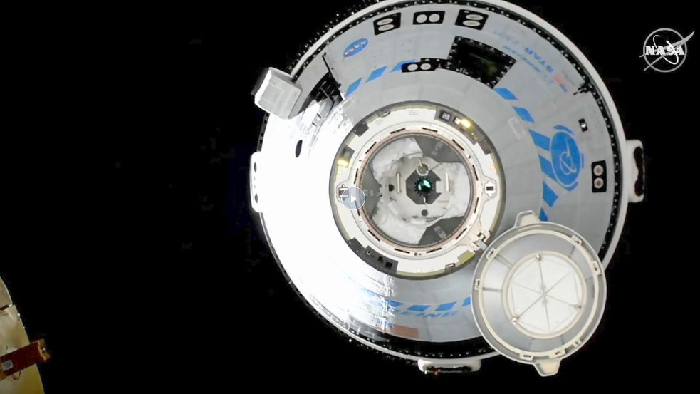 Dieses Bild von NASA TV zeigt den Boeing Starliner im Anflug auf die Internationale Raumstation (ISS). Foto: Uncredited/NASA via AP/dpa
