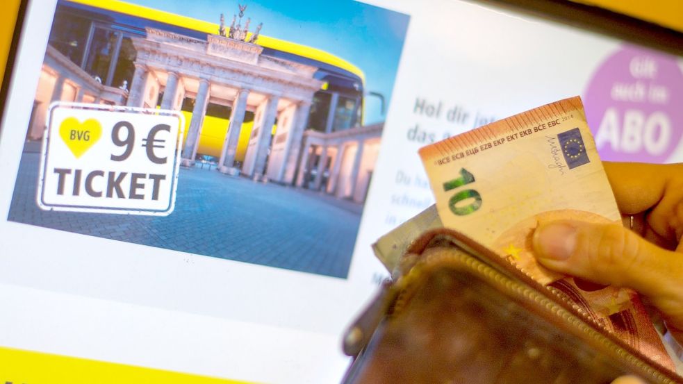 Seit Samstag können die 9-Euro-Tickets in Berlin gekauft werden. Foto: Oliwia Nowakowska/dpa