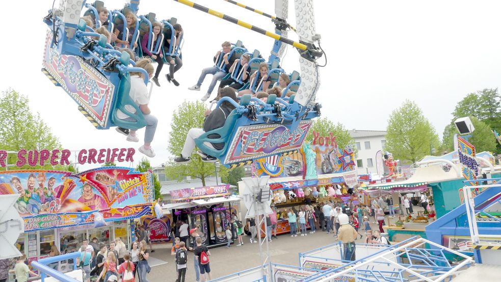 Vor allem Jugendliche vergnügten sich im „X-Flight“, ein Fahrgeschäft, das zum ersten Mal in Rhauderfehn steht. Bei der rasanten Fahrt geht es bis zu 21 Meter hoch. Fotos: Wieking