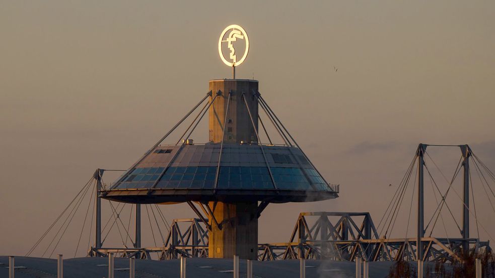 Das Convention Center auf dem Messegelände der Deutschen Messe AG leuchtet im Licht der aufgehenden Sonne. Die Corona-Pandemie hatte der Messebranche große Probleme bereitet. Foto: Julian Stratenschulte/dpa