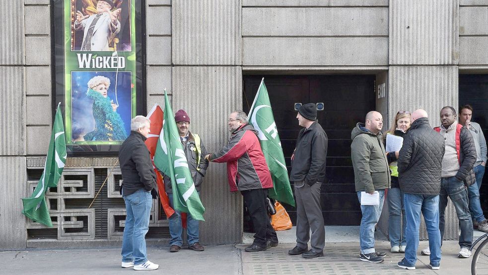 Mitglieder der Gewerkschaft RMT stehen bei einem Streik zusammen. Mit Notfallplänen rüstet sich die Wirtschaft für einen möglichen Großstreik bei der britischen Bahn. Foto: Facundo Arrizabalaga/EPA/dpa