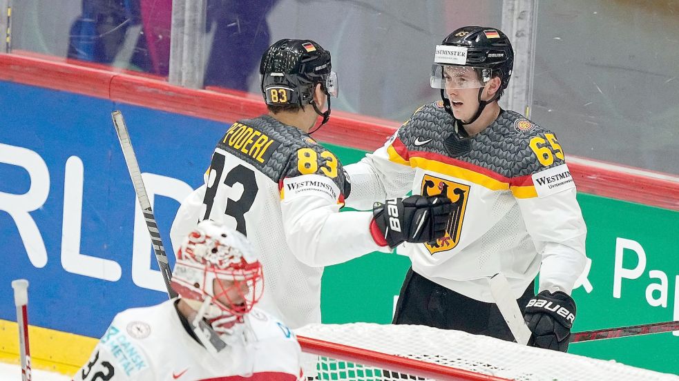 Deutschland steht bei der Eishockey-WM im Viertelfinale. Foto: Martin Meissner/AP/dpa