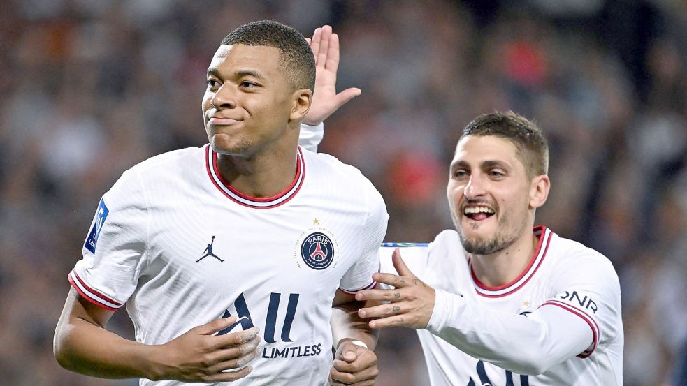 Bleibt bei PSG: Kylian Mbappé (l). Foto: Pascal Guyot/AFP/dpa
