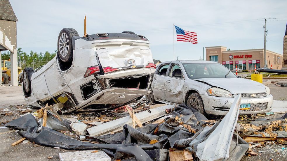 Durch die Luft gewirbelte Fahrzeuge stehen auf einem Parkplatz nahe des Michigan State Highway. Foto: Jake May/MLive.com/The Flint Journal via AP/dpa