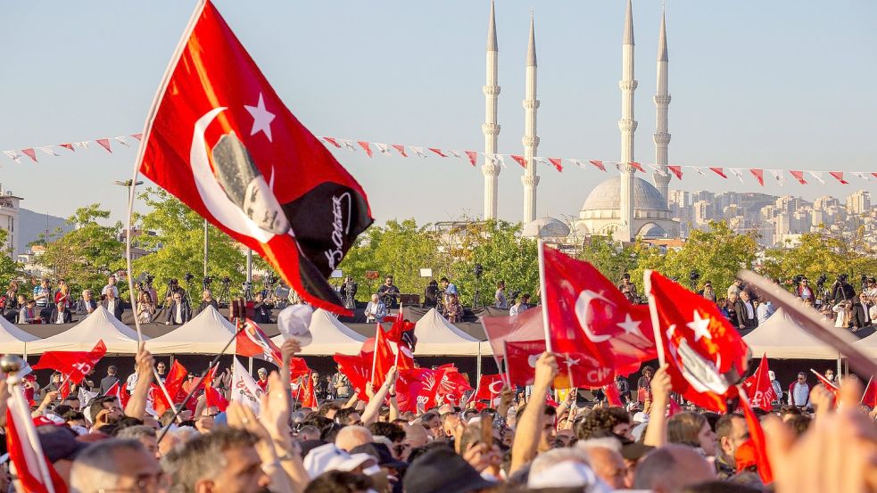Tausdene Demonstranten füllen das Maltepe-Kundgebungsgelände in Istanbul. Foto: Tolga Ildun/ZUMA Press Wire/dpa