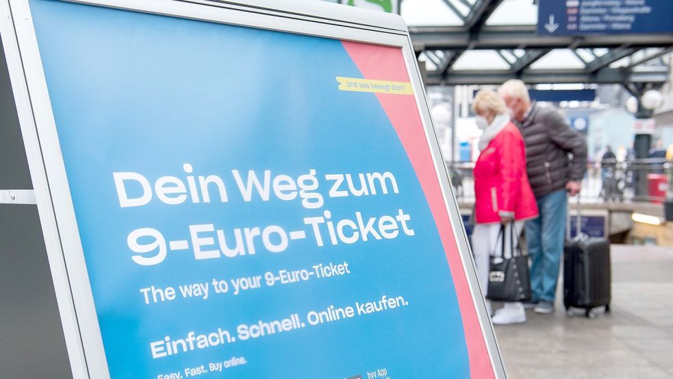 In Hamburg hat der Vorverkauf des 9-Euro-Tickets für den Nah- und Regionalverkehr begonnen. Foto: Daniel Bockwoldt/dpa