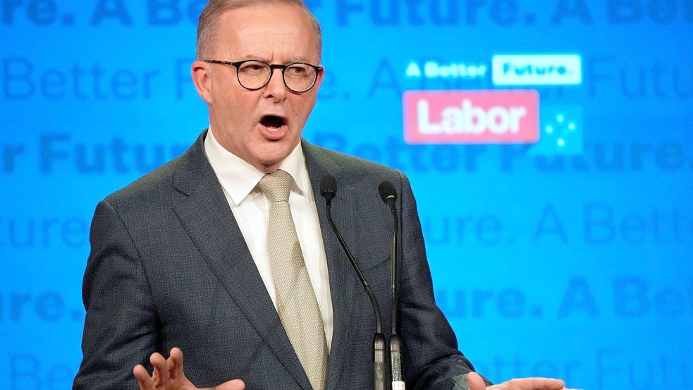 Anthony Albanese spricht auf einer Veranstaltung der Labor Party in Sydney. Noch ist unsicher, ob er Australien alleine regieren kann oder eine Minderheitsregierung führen wird. Foto: Rick Rycroft/AP/dpa