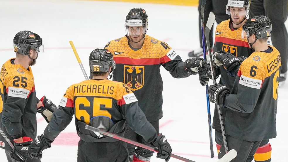 Deutschlands Eishockey-Cracks haben den Viertelfinaleizug bereits sicher. Foto: Martin Meissner/AP/dpa