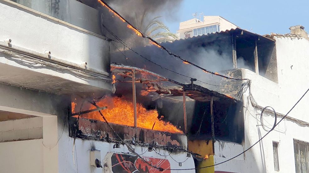 Das Restaurant „Why Not“ in der Nähe des Ballermanns steht in Flammen. Foto: 5vision/dpa