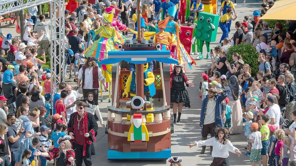 Eine bunte Parade zieht durch den Freizeitpark Legoland. Foto: Stefan Puchner/dpa